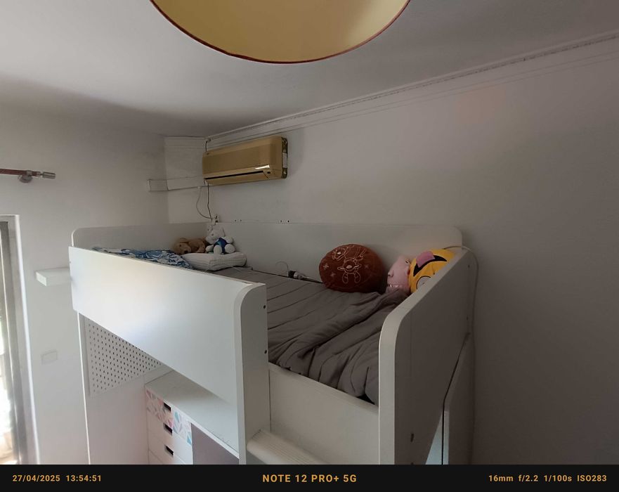 Vendo cama com guarda roupa e secretária usado em bom estado