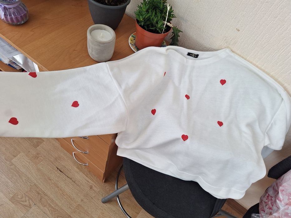 Кофтинка біла з сердечками