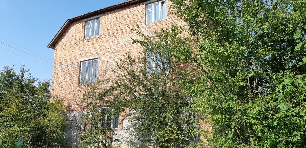 Продається будинок 3-и поверхи із ділянкою