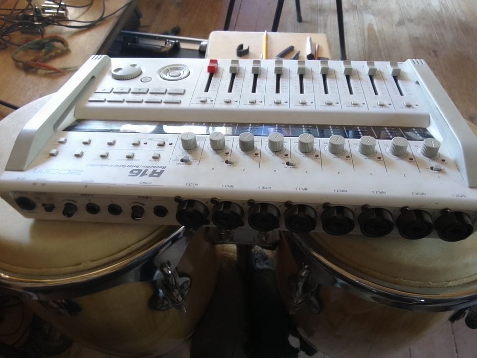 Zoom R16 Portable Studio