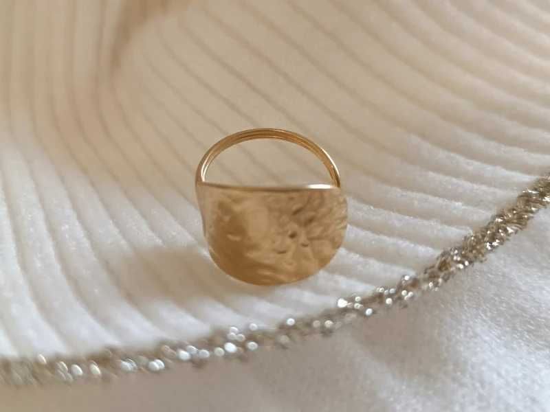 Modernistyczny Pierścionek Liquid Gold Młotkowana Struktura Regulowany