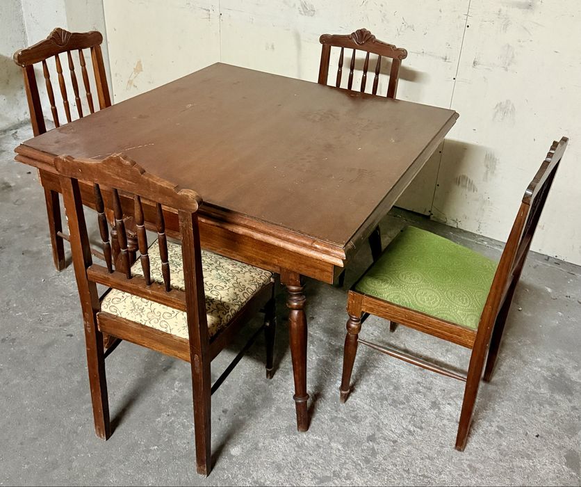Mesa extensivel + 4 cadeiras (Estilo Vintage)
