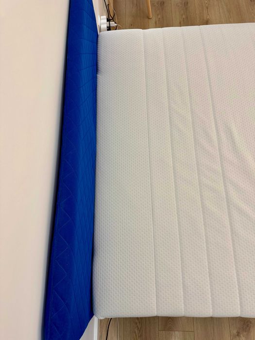 Cama de casal IKEA SLATTUM azul + colchão ÅKREHAMN 140x200