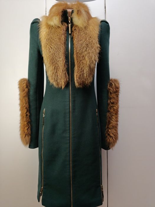 Шикарне пальто з хутром лисиці