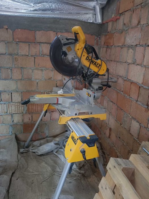 Торцювальна пила DeWalt DWS780