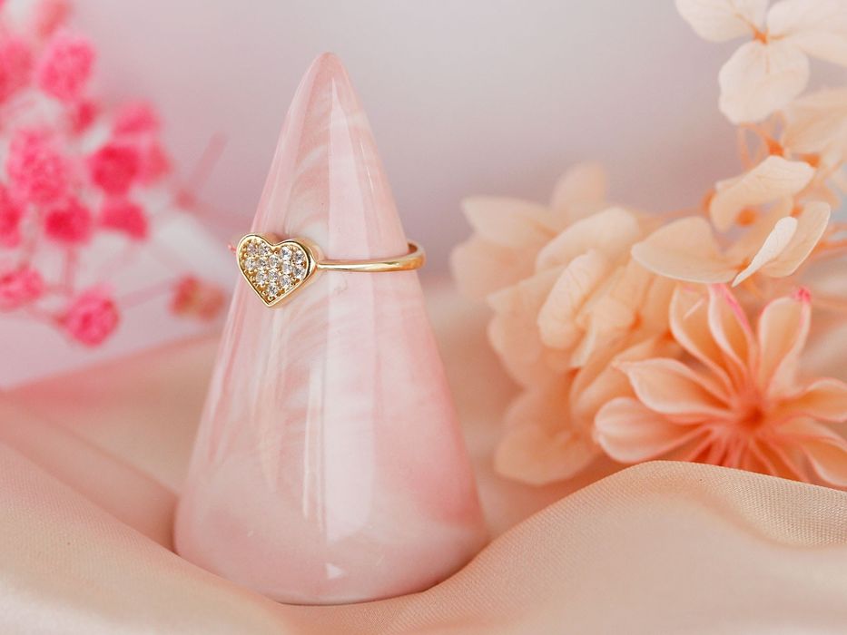 Złoty pierścionek z sercem zdobionym cyrkoniami PR 585