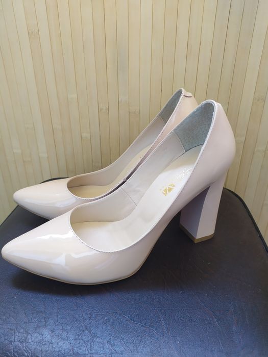 Нові шкіряні лакові туфлі