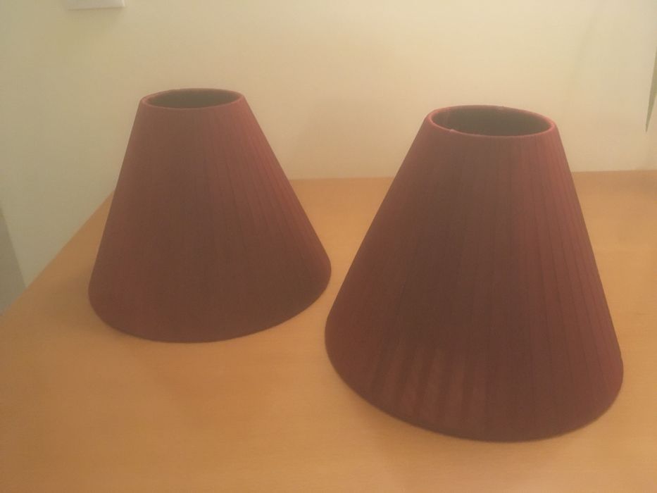 Abajur de cor bordô