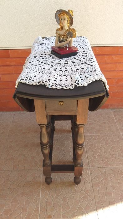 Mesa antiga desdobrável