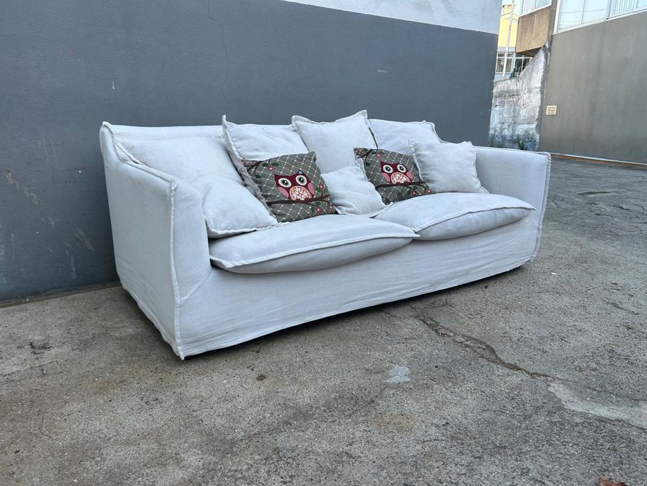 Sofá de 3 lugares com tecido tipo fazenda claro