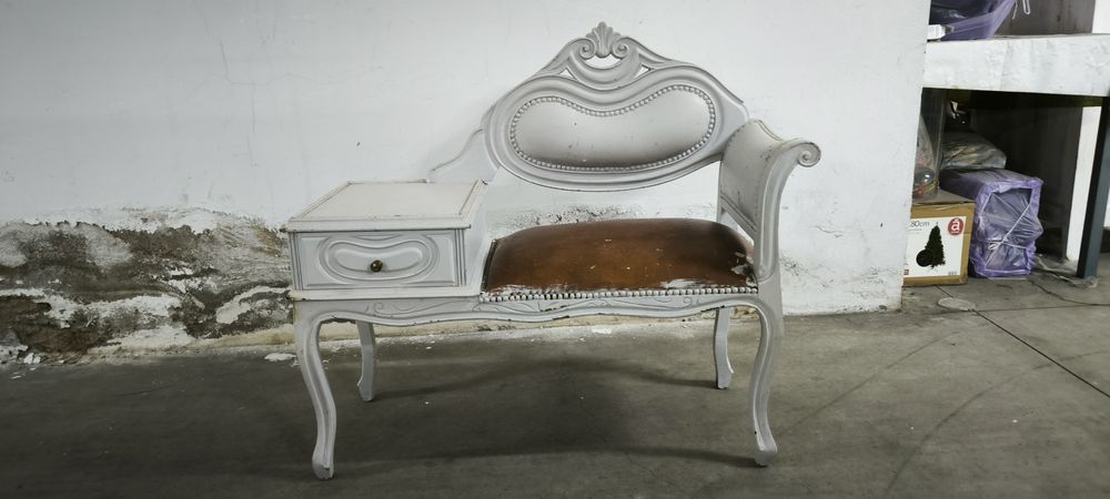 Diversos móveis em madeira maciça