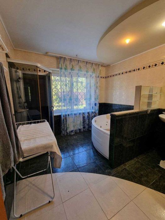 Продаж будинку в центрі