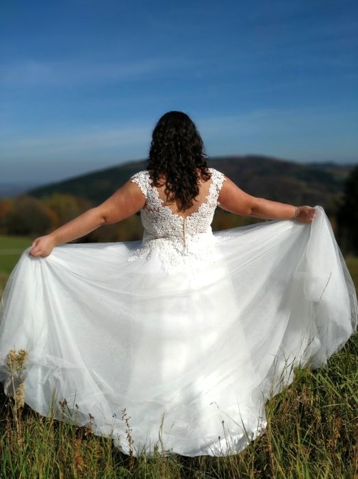 Piękna suknia ślubna.