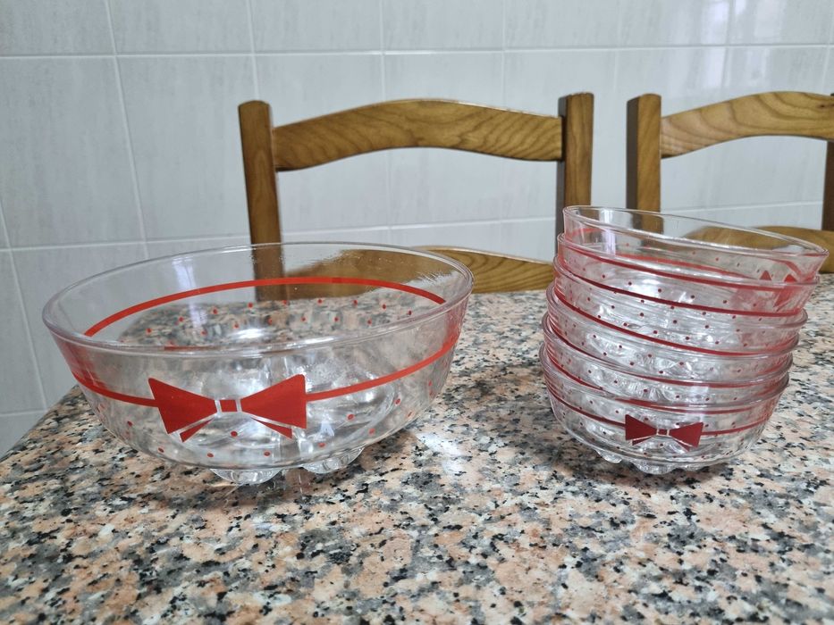 Saladeira e 6 taças de servir