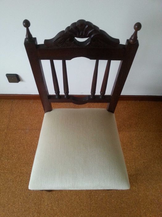 Cadeira em Madeira Almofadada