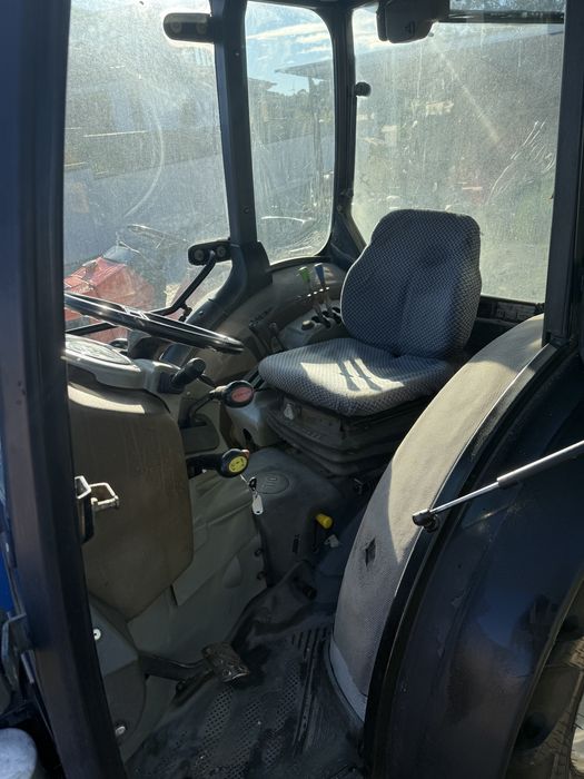 NEW HOLLAND T3020 4x4 — CABINE + AR CONDICIONADO + PNEUS NOVOS
