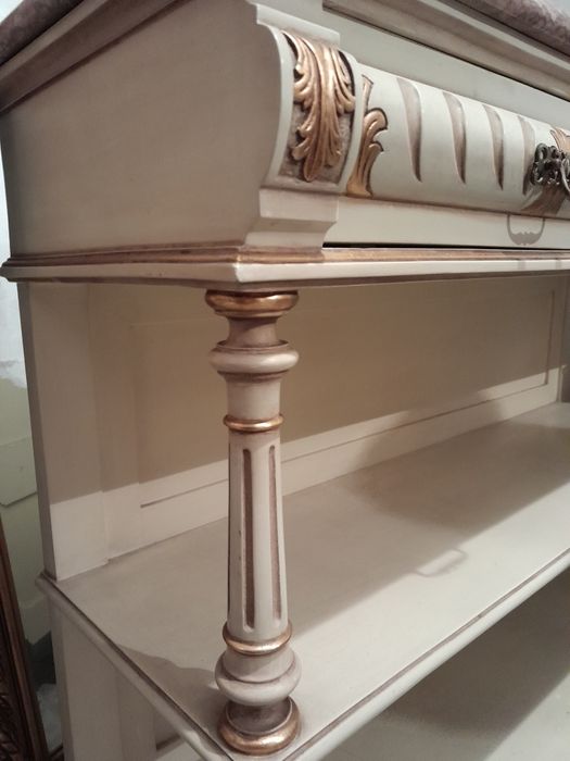 Credencia lacada antiga e espelho