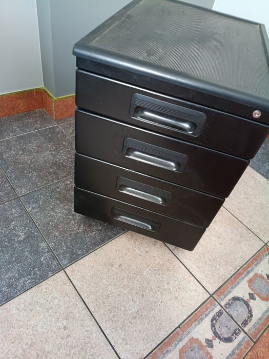 meble biurowe (biurko,szafka,2 krzesła, krzesło skórzane, półki)