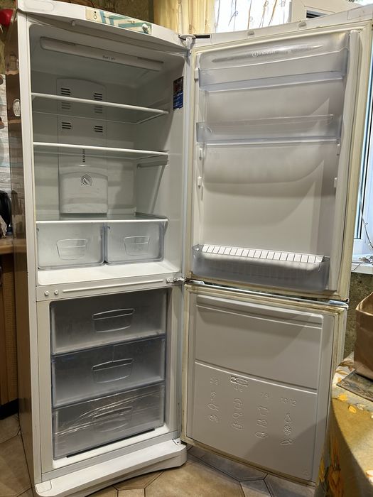 Холодильник Indesit no frost (потребує  ремонту)