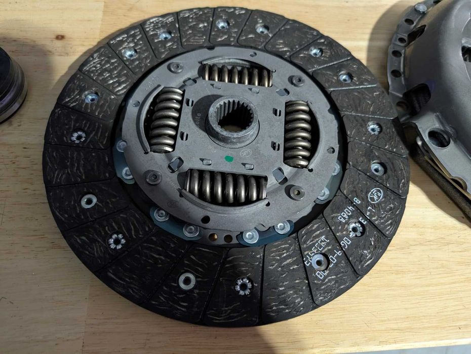 Kit embraiagem completa da Sasch, pouco uso.