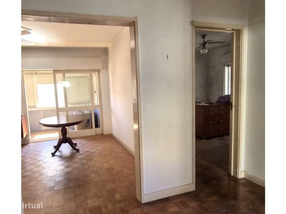 Apartamento T2, no rés do chão, no Centro de Alvide, em Cascais.