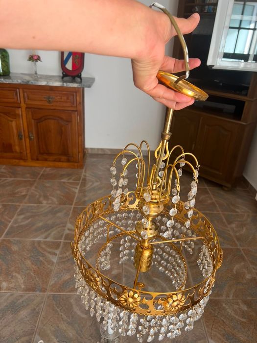 Lustre dourado de teto