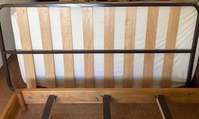 Cama de solteiro 90x200 em madeira maciça com estrado