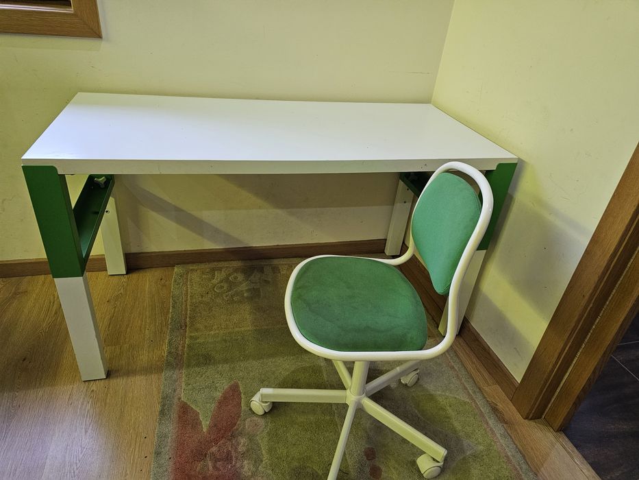 Secretária ajustável, cadeira e estante