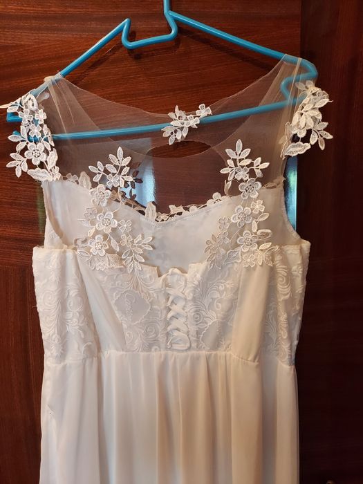 Sprzedam sukienkę koloru białego