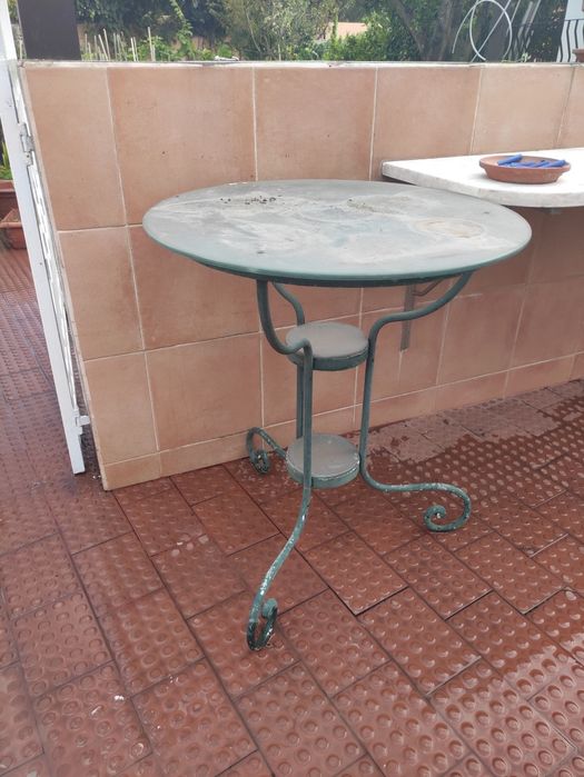 Banco de jardim em ferro fundido, cadeiras e mesas