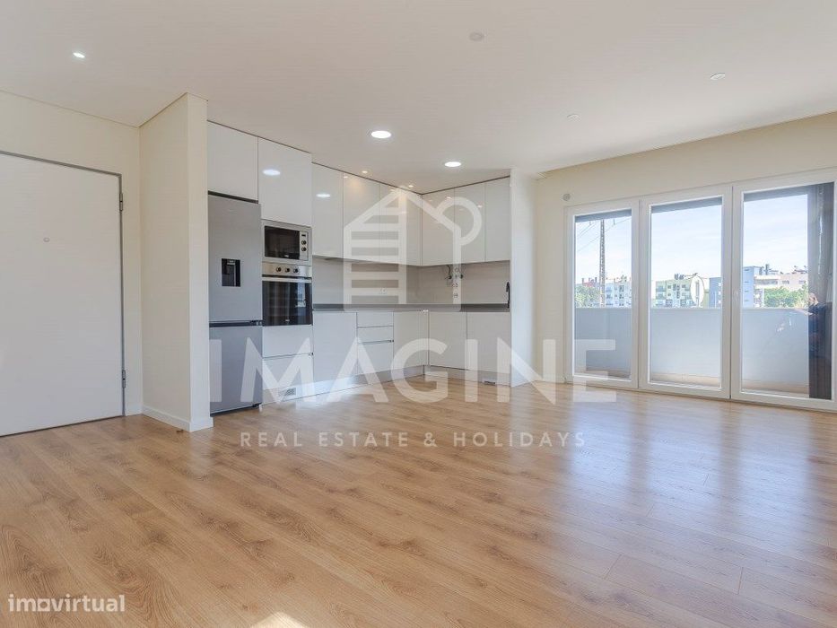 Apartamento T3 com varanda e parqueamento na Quinta da Amizade, Set...