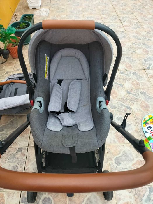 Carrinho praticamente novo, o ovinho está novo só foi usado durante uns meses. (Vendo por 130€ Valor Negociável).  Ofereço o tapate de actividades .
