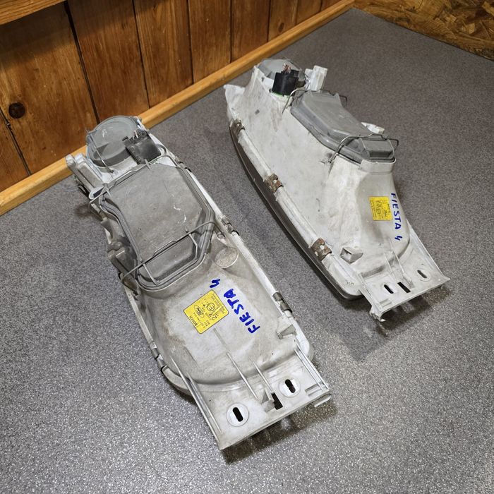 Фари передні Ford Fiesta Mk4 95-99r 0301049004  0301049003