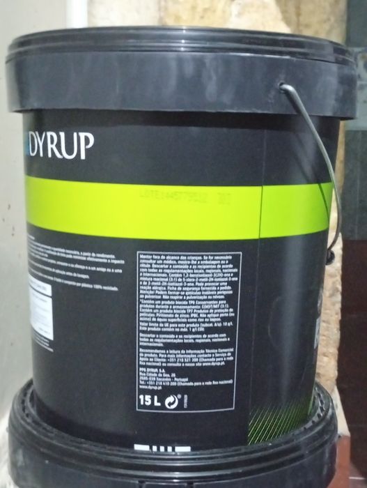 plástica vinílica mate da marca Dyrup (modelo Dyrustar) é indicada para uso em interiores.
