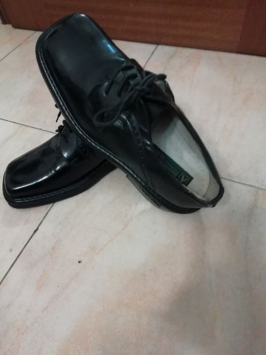 Sapatos em pele novos, Constantinus