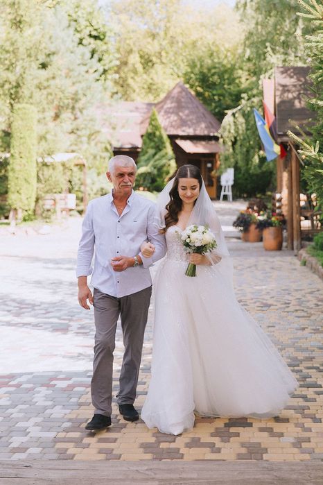 Весільна сукня з фатою