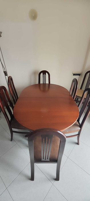 Mesa extensível com cadeiras