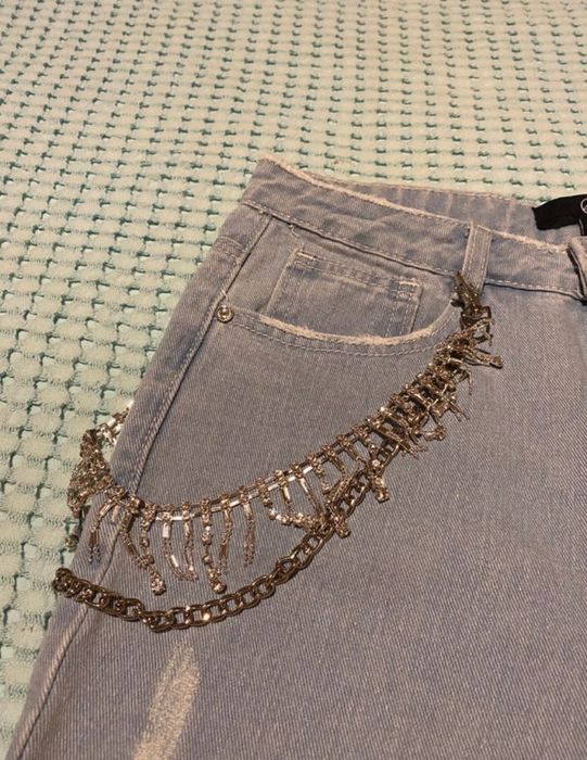 Spodenki jeansowe z ozdobnym łańcuszkiem