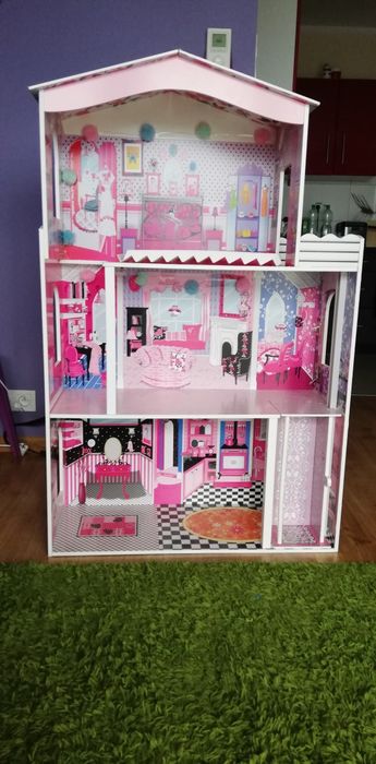 Duży drewniany domek dla lalek