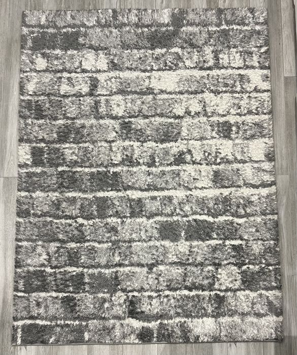 Гарний килим у сірих відтінках