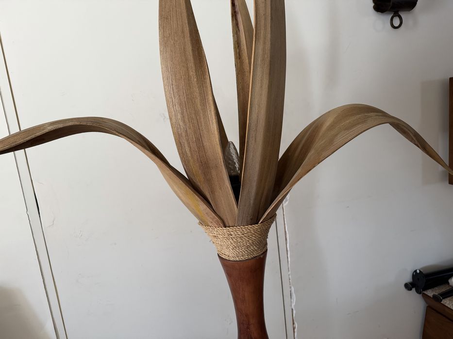 Candeeiro de pé em madeira maciça – peça decorativa original