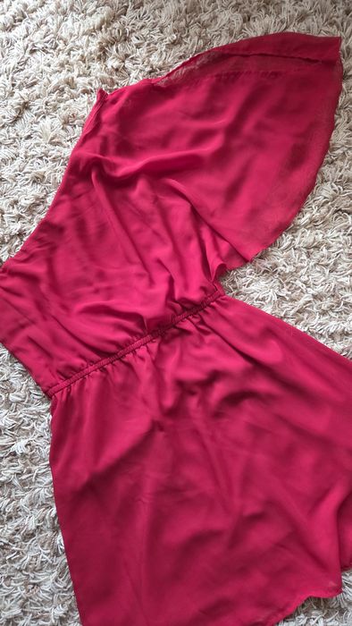 Kobieca sukienka z rozcięciem wycięciem na jedno ramię