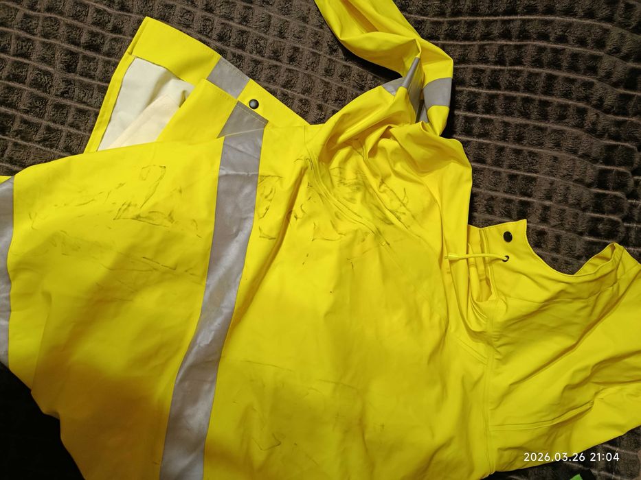 Куртка яскравого кольору