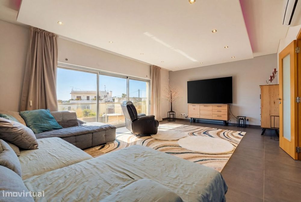 Modern Detached T3 House with 90 m2 Basement in Mexilhoeira Grande, Po