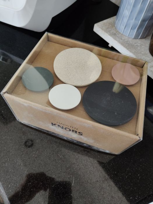 Nowy zestaw wieszaków Knobs