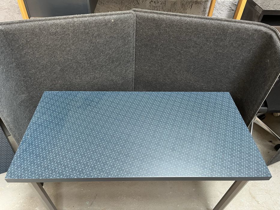 Mesa de estudo azul