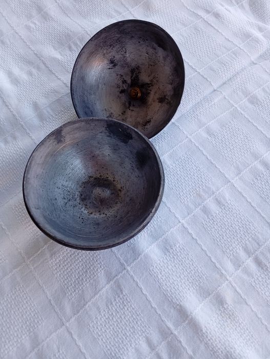 Maçã em estanho e folhas de latão