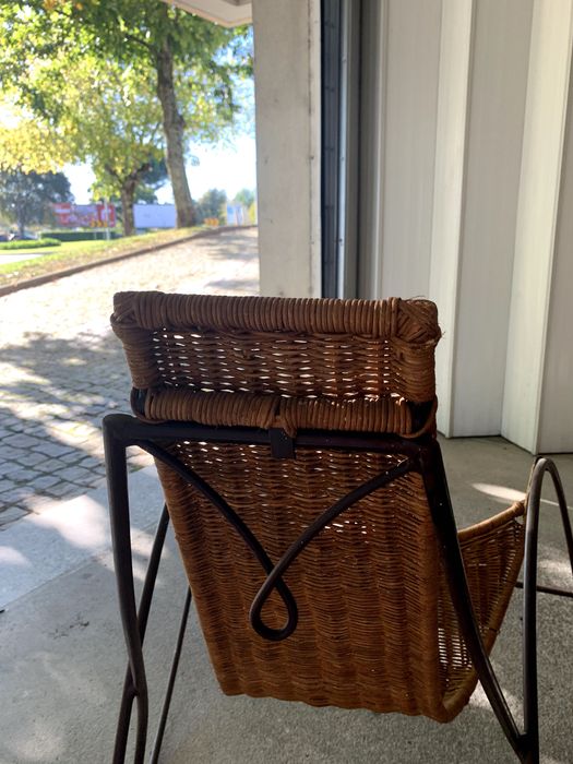 Cadeira de baloiço vintage em vime e ferro