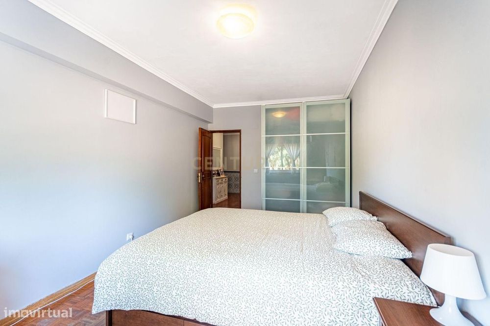 Apartamento T2 com elevador e varandas, em Algueirão-Mem Martins, Sint