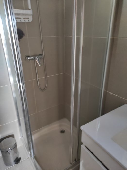 Quarto privado cozinha e casa de banho comum
